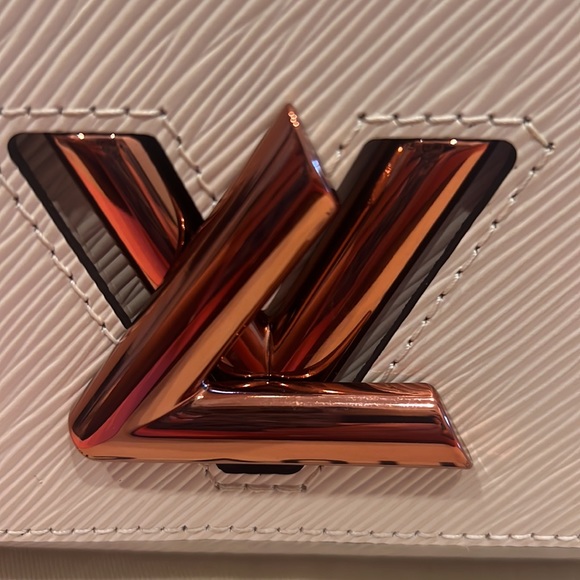 Louis Vuitton Twist PM gradient 2022 collection ๐ - Picture 10 of 17